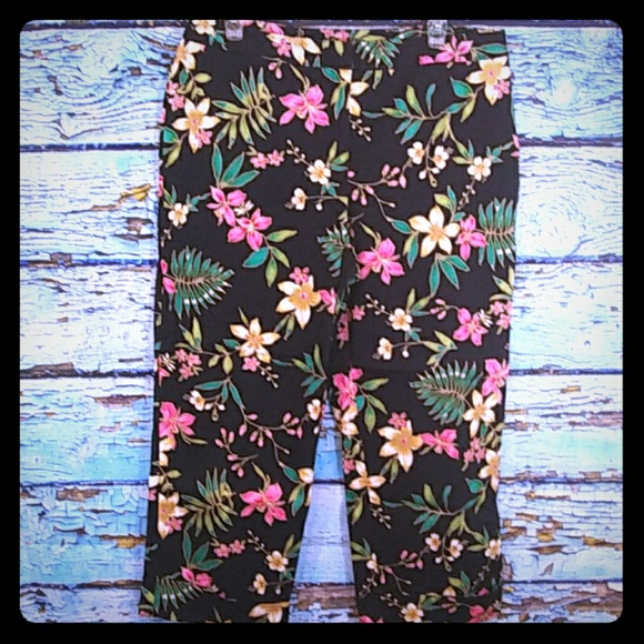 Rafaella Pants - Rafaella Black Floral Capri Pants Size 14